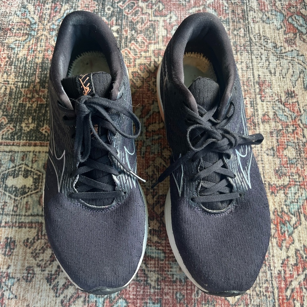 Mizuno Black Sneakers Sleek Modern Design Women’s Size 10.5